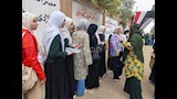 معلمة توزع المياه على طالبات الثانوية العامة (2)