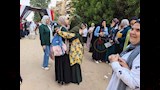 معلمة توزع المياه على طالبات الثانوية العامة (9)