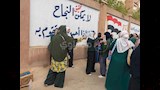 معلمة توزع المياه على طالبات الثانوية العامة وأولياء الأمور بالعاشر من رمضان -صور