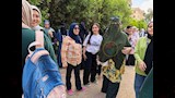 معلمة توزع المياه على طالبات الثانوية العامة (13)