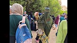 معلمة توزع المياه على طالبات الثانوية العامة (4)