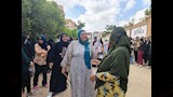 معلمة توزع المياه على طالبات الثانوية العامة (3)