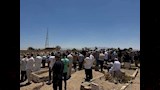 أهالي واسرة المجني عليه في المقابر 