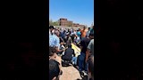 مراسم الدفن بعد إخراج الجثمان من الصندوق 