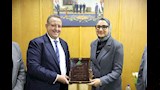 نقيب المهندسين يهدي درع النقابة لمحافظ الوادي الجديد_4