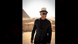 جيانكارلو إسبوزيتو أمام سفح الأهرامات (9)