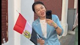 بعلم مصر.. قنصل الصين تشارك جماهير الفراعنة فرحة فوزهم الأول في المونديال- صور
