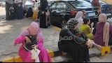 بالصور.. أولياء الأمور ينتظرون الطلاب خارج لجان الثانوية العامة بالجيزة 