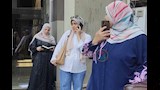 أولياء الأمور ينتظرون الطلاب خارج لجان الثانوية العامة بالجيزة (1)