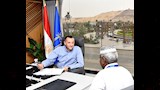 محافظ أسوان يستمع لمشكلة أحد المواطنين