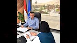 مواطنة تعرض مشكلتها على محافظ أسوان