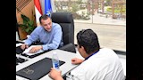 مواطن يعرض مشكلته على محافظ أسوان