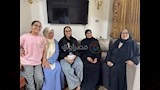 مريم تتوسط أفراد الأسرة