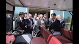 رئيس الجامعة يستمع لشرح الطلاب