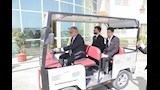 رئيس الجامعة يقود السيارة التي ابتكرها الطلاب