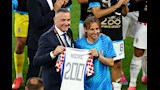 لاعبو كرواتيا يحتفلون بلوكا مودريتش (1)