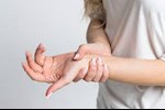 طبيب يوضح أسباب اختناق عصب اليد اليمنى.. إليك طرق العلاج
