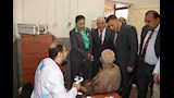 محافظ القليوبية يتفقد قافلة طبية مجانية ويؤكد دعم الخدمات الصحية بالقرى (4)