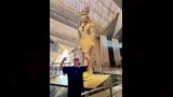 الشيف العالمي نوبويوكي أثناء زيارته للمتحف المصري الكبير  (3)
