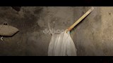 ملابس المزارع القديم معلق على سباط النخيل