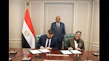 الدكتور محمود عصمت أثناء توقيع مذكرة تفاهم لدراسة إنشاء مركز بيانات