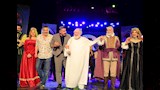 ياسر جلال مع نجوم مسرحية الملك لير