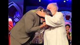 ياسر جلال يقبل يد يحيى الفخراني