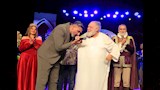 ياسر جلال يقبل يد يحيى الفخراني 1