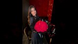 ملك أحمد زاهر وورد أحمر في عيد ميلادها