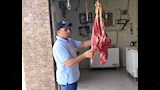 التأكد من صلاحية اللحوم بمحلات الجزارة