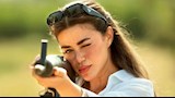 "ممسكة سلاح بيدها".. يارا السكري تنشر صورا من كواليس "صقر وكناريا"