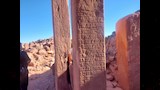 أعمدة منقوشة