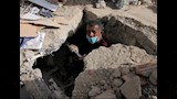 وضعت سيدة فنزويلية طفلها بين الأنقاض بعد انهيار المباني جراء الزلزال المدمر الذي ضرب فنزويلا