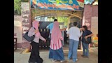تفتيش طلاب الثانوية العامة قبل بدء امتحان العربي