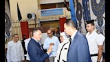 محافظ أسوان مع اولياء أمور طلاب أمام لجنة الامتحانات