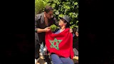تامر حسني مع معجب من ذوي الهمم_10