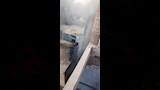 محول الكهرباء وأشجار النخيل المحترقة