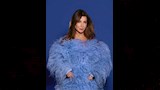 ارتدت نانسي فستاتا بصيحة الريش 