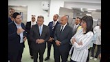 المحافظ والسفيرة يستمعا لشرح عن افسام المستشفى