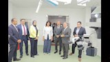 المحافظ والسفيرة يتفقدا غرفة الأشعة
