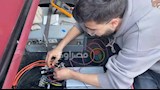 طالب يعمل خلال تنفيذ السيارة 
