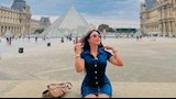 15 صورة لـ سارة سلامة أمام اللوفر بفستان أزرق قصير