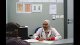 طبيبة تمان على مريضة