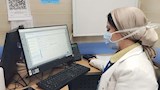 الطبيبة في المركز الطبي تجرى إحالة احد المرضى للمجمع لاستكمال العلاج