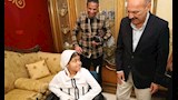 زارها في منزلها.. محافظ السويس يحقق أمنية طفلة ويهديها كرسياً كهربائياً متحركاً