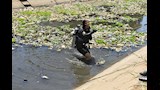 محافظ أسيوط يتفقد موقع حادث سقوط تروسيكل يقل أطفالًا بترعة جنابية صدفا ويتا (9)