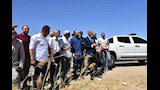 المحافظ في موقع سقوط تروسيكل في ترعة بأبوتيج (3)