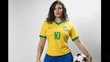أكثر من 1000 ملصق على جسدها.. مؤثرة برازيلية تثير الجدل قبل كأس العالم