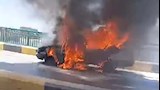   النيران التهمته بالكامل.. تفحم تاكسي على كوبري النيل بالمنيا -صور 