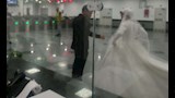 صور| أول فرح داخل المونوريل.. عروسان بملابس الزفاف وسط سعادة الركاب